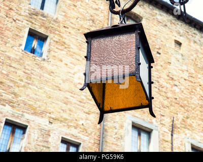 Nahaufnahme rustikalen Eisen Lampe outdoor hunging Stockfoto