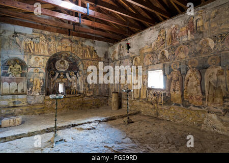 Blick in das Innere der Jungfrau Maria gewidmet, historischen Kloster Panagia Porfyra auf die kleine Insel Agios Achillios am Prespes Seen in Gre Stockfoto