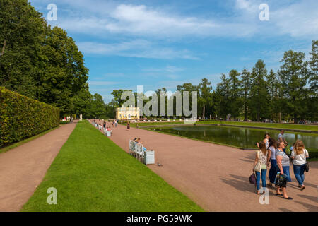 St. Petersburg, Russland - 19 AUGUST, 2017: Die obere Badehaus Pavillon und Spiegel Teich in Catherine Park. Die Zarskoje Selo ist Museum-Preserve. Stockfoto