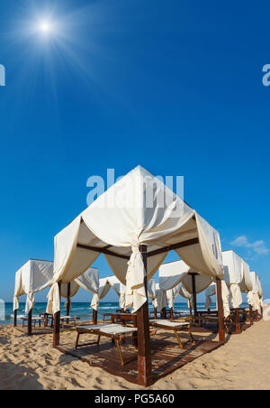 Luxury Beach Zelte Überdachungen auf sonnigen Paradies, weißen Sandstrand. Stockfoto