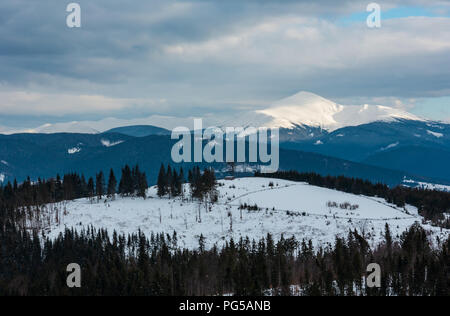 Abenddämmerung winter bewölkten Tag Schnee alp Bergrücken (Ukraine, Karpaten, Chornohora Sortiment - Hoverla und anderen Halterungen, scener Stockfoto