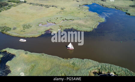 Drone Bild vom 22. August zeigt Segel Boote Hickling Broad auf der Norfolk Broads in der Nähe von Henne mit ruhigen, sonnigen Wetter, für perfekte Segelbedingungen. kühleres Wetter für später in der Woche prognostiziert wird. Stockfoto