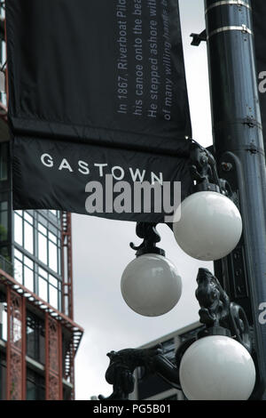 Gastown Viertel von Vancouver, Straßenlaternen und Black Flag Stockfoto