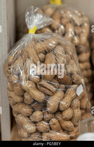 Rohe geschälte Erdnüsse in Plastiktüten auf dem Display. Stock Bild Stockfoto