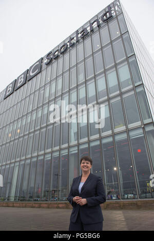 Ruth Davidson MSP-Führer der schottische Konservative und Unionist Party, stehen außerhalb der BBC Schottland Gebäude nur nach Leben auf Glenn C erscheinen Stockfoto