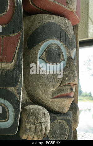 Nahaufnahme von einem Gesicht auf einem Totempfahl in Vancouver, Kanada Stockfoto