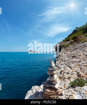 Stein Pyramide auf Sommer sonnigen felsigen Küste Baia Di Campi Vieste und Isola di Campi auf der Halbinsel Gargano, Apulien, Italien Stockfoto