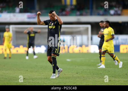 Cristiano Ronaldo von Juventus Turin FC Feiern am Ende der Serie ein Fußballspiel zwischen Ac Chievo Verona und Juventus Turin. Stockfoto