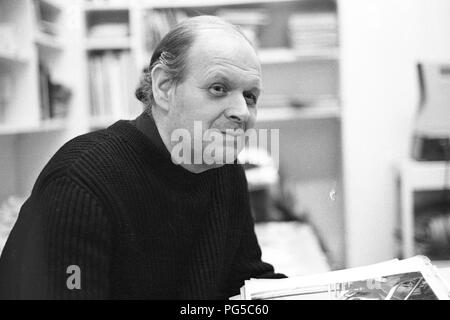 "Die tschechische Maler Zdenek Beran (1937-2014) in seinem Studio in Prag. Beran war ein Mitglied der Gruppe 'Zaostali'' und ab 1990 an der Prager Akademie der Bildenden Künste." lehrte Stockfoto
