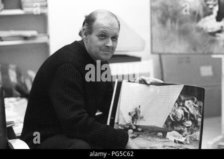 "Die tschechische Maler Zdenek Beran (1937-2014) mit einem seiner Werke in seinem Studio in Prag. Beran war ein Mitglied der Gruppe 'Zaostali'' und ab 1990 an der Prager Akademie der Bildenden Künste." lehrte Stockfoto
