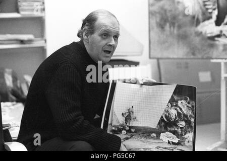 "Die tschechische Maler Zdenek Beran (1937-2014) mit einem seiner Werke in seinem Studio in Prag. Beran war ein Mitglied der Gruppe 'Zaostali'' und ab 1990 an der Prager Akademie der Bildenden Künste." lehrte Stockfoto