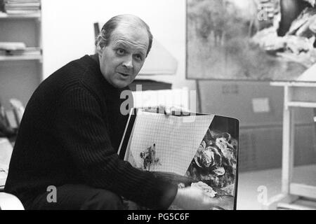 "Die tschechische Maler Zdenek Beran (1937-2014) mit einem seiner Werke in seinem Studio in Prag. Beran war ein Mitglied der Gruppe 'Zaostali'' und ab 1990 an der Prager Akademie der Bildenden Künste." lehrte Stockfoto