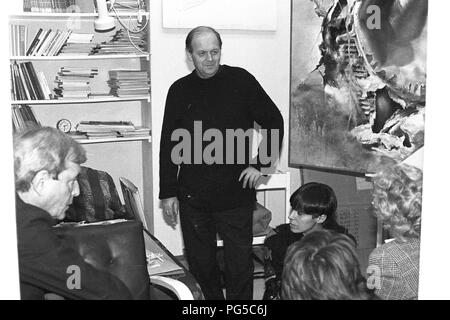 "Die tschechische Maler Zdenek Beran (1937-2014) in seinem Studio in Prag. Beran war ein Mitglied der Gruppe 'Zaostali'' und ab 1990 an der Prager Akademie der Bildenden Künste." lehrte Stockfoto