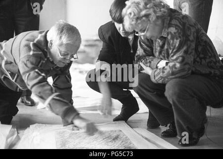 Der tschechischen Maler und Bildhauer Karel Malich (geb. 1924) mit Besuchern in seinem Studio in Prag. Von 1990 bis 1992 Malich war Professor und Leiter der Zeichnung? Objekt Studio an der Akademie der Bildenden Künste in Prag. Stockfoto