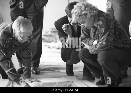 Der tschechischen Maler und Bildhauer Karel Malich (geb. 1924) mit Besuchern in seinem Studio in Prag. Von 1990 bis 1992 Malich war Professor und Leiter der Zeichnung? Objekt Studio an der Akademie der Bildenden Künste in Prag. Stockfoto