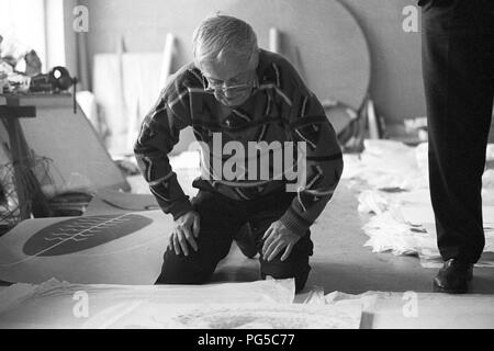 Der tschechischen Maler und Bildhauer Karel Malich (geboren 1924) in seinem Studio in Prag. Von 1990 bis 1992 Malich war Professor und Leiter der Zeichnung? Objekt Studio an der Akademie der Bildenden Künste in Prag. Stockfoto