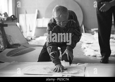 Der tschechischen Maler und Bildhauer Karel Malich (geboren 1924) in seinem Studio in Prag. Von 1990 bis 1992 Malich war Professor und Leiter der Zeichnung? Objekt Studio an der Akademie der Bildenden Künste in Prag. Stockfoto