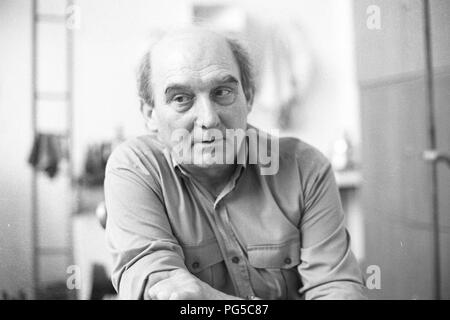 "Die tschechische Künstler Karel Nepras in seinem Studio in Prag. Von 1963 bis 1970 Nepras war Mitglied der Künstlergruppe "midrove'' und ab 1990 Professor der bildenden Künste in Prag. Stockfoto