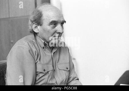 "Die tschechische Künstler Karel Nepras in seinem Studio in Prag. Von 1963 bis 1970 Nepras war Mitglied der Künstlergruppe "midrove'' und ab 1990 Professor der bildenden Künste in Prag. Stockfoto