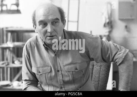 "Die tschechische Künstler Karel Nepras in seinem Studio in Prag. Von 1963 bis 1970 Nepras war Mitglied der Künstlergruppe "midrove'' und ab 1990 Professor der bildenden Künste in Prag. Stockfoto
