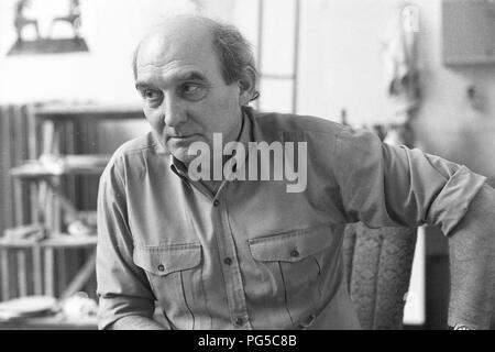 "Die tschechische Künstler Karel Nepras in seinem Studio in Prag. Von 1963 bis 1970 Nepras war Mitglied der Künstlergruppe "midrove'' und ab 1990 Professor der bildenden Künste in Prag. Stockfoto