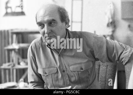 "Die tschechische Künstler Karel Nepras in seinem Studio in Prag. Von 1963 bis 1970 Nepras war Mitglied der Künstlergruppe "midrove'' und ab 1990 Professor der bildenden Künste in Prag. Stockfoto