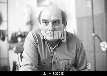 "Die tschechische Künstler Karel Nepras in seinem Studio in Prag. Von 1963 bis 1970 Nepras war Mitglied der Künstlergruppe "midrove'' und ab 1990 Professor der bildenden Künste in Prag. Stockfoto