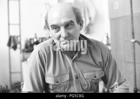 "Die tschechische Künstler Karel Nepras in seinem Studio in Prag. Von 1963 bis 1970 Nepras war Mitglied der Künstlergruppe "midrove'' und ab 1990 Professor der bildenden Künste in Prag. Stockfoto