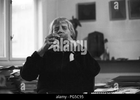 "Die tschechische Maler Adriena Simotova in ihrem Atelier in Prag. Simotova war Mitglied der Künstlergruppe "UB 12''." Stockfoto