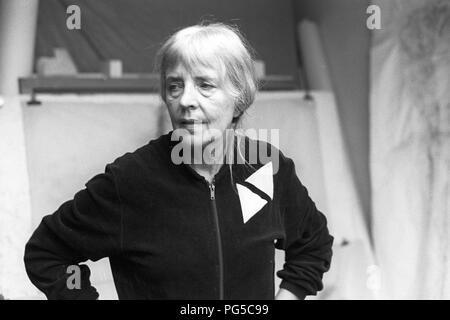 "Die tschechische Maler Adriena Simotova in ihrem Atelier in Prag. Simotova war Mitglied der Künstlergruppe "UB 12''." Stockfoto