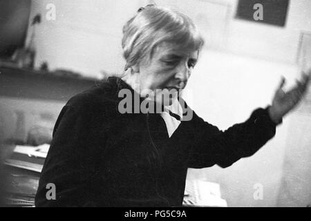 "Die tschechische Maler Adriena Simotova in ihrem Atelier in Prag. Simotova war Mitglied der Künstlergruppe "UB 12''." Stockfoto