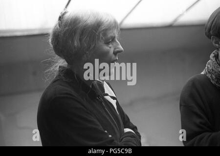 "Die tschechische Maler Adriena Simotova mit Besuchern in ihrem Atelier in Prag. Simotova war Mitglied der Künstlergruppe "UB 12''." Stockfoto