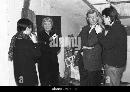 "Die tschechische Maler Adriena Simotova mit Besuchern in ihrem Atelier in Prag. Simotova war Mitglied der Künstlergruppe "UB 12''." Stockfoto