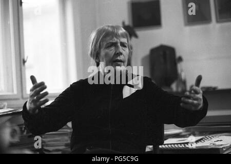 "Die tschechische Maler Adriena Simotova in ihrem Atelier in Prag. Simotova war Mitglied der Künstlergruppe "UB 12''." Stockfoto