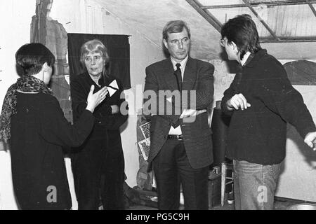 "Die tschechische Maler Adriena Simotova mit Besuchern in ihrem Atelier in Prag. Simotova war Mitglied der Künstlergruppe "UB 12''." Stockfoto