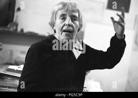 "Die tschechische Maler Adriena Simotova in ihrem Atelier in Prag. Simotova war Mitglied der Künstlergruppe "UB 12''." Stockfoto