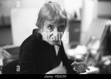 "Die tschechische Maler Adriena Simotova in ihrem Atelier in Prag. Simotova war Mitglied der Künstlergruppe "UB 12''." Stockfoto