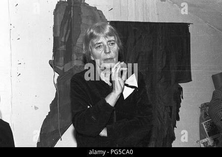 "Die tschechische Maler Adriena Simotova in ihrem Atelier in Prag. Simotova war Mitglied der Künstlergruppe "UB 12''." Stockfoto