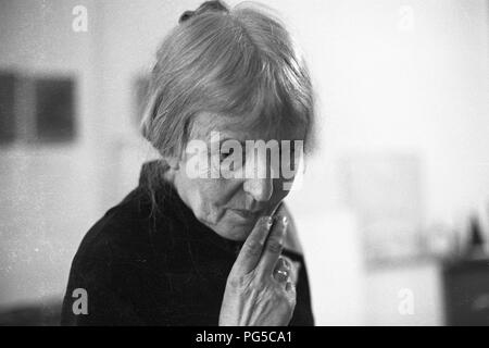 "Die tschechische Maler Adriena Simotova in ihrem Atelier in Prag. Simotova war Mitglied der Künstlergruppe "UB 12''." Stockfoto