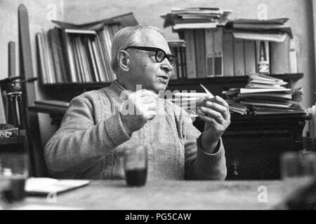 "Die tschechische Maler Vaclav Bostik (1913-2005) am Schreibtisch in seinem Studio in Prag. Zwischen 1937-39 und 1945 Bostik studierte an der Akademie der Bildenden Künste in Prag und war ein Mitglied der Gruppen "UB 12'' und ''Nova'' werden In". Stockfoto