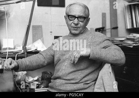 "Die tschechische Maler Vaclav Bostik (1913-2005) am Schreibtisch in seinem Studio in Prag. Zwischen 1937-39 und 1945 Bostik studierte an der Akademie der Bildenden Künste in Prag und war ein Mitglied der Gruppen "UB 12'' und ''Nova'' werden In". Stockfoto