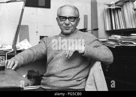 "Die tschechische Maler Vaclav Bostik (1913-2005) am Schreibtisch in seinem Studio in Prag. Zwischen 1937-39 und 1945 Bostik studierte an der Akademie der Bildenden Künste in Prag und war ein Mitglied der Gruppen "UB 12'' und ''Nova'' werden In". Stockfoto