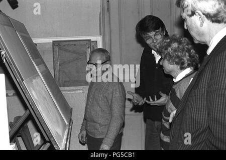 "Die tschechische Maler Vaclav Bostik (1913-2005) mit dem Besucher in seinem Studio in Prag. Zwischen 1937-39 und 1945 Bostik studierte an der Akademie der Bildenden Künste in Prag und war ein Mitglied der Gruppen "UB 12'' und ''Nova'' werden In". Stockfoto