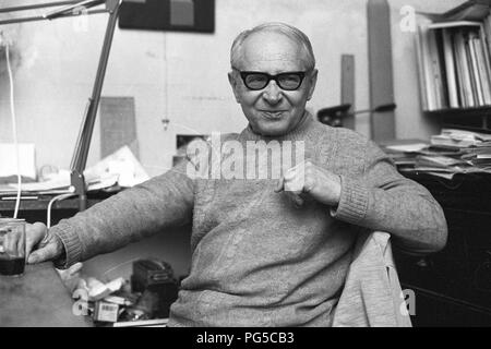 "Die tschechische Maler Vaclav Bostik (1913-2005) am Schreibtisch in seinem Studio in Prag. Zwischen 1937-39 und 1945 Bostik studierte an der Akademie der Bildenden Künste in Prag und war ein Mitglied der Gruppen "UB 12'' und ''Nova'' werden In". Stockfoto