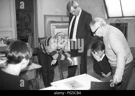 "Die tschechische Maler Vaclav Bostik (1913-2005) mit dem Besucher in seinem Studio in Prag. Zwischen 1937-39 und 1945 Bostik studierte an der Akademie der Bildenden Künste in Prag und war ein Mitglied der Gruppen "UB 12'' und ''Nova'' werden In". Stockfoto