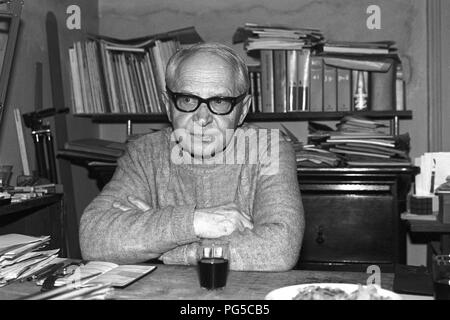 "Die tschechische Maler Vaclav Bostik (1913-2005) am Schreibtisch in seinem Studio in Prag. Zwischen 1937-39 und 1945 Bostik studierte an der Akademie der Bildenden Künste in Prag und war ein Mitglied der Gruppen "UB 12'' und ''Nova'' werden In". Stockfoto