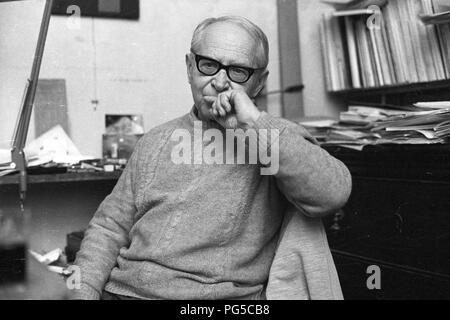 "Die tschechische Maler Vaclav Bostik (1913-2005) am Schreibtisch in seinem Studio in Prag. Zwischen 1937-39 und 1945 Bostik studierte an der Akademie der Bildenden Künste in Prag und war ein Mitglied der Gruppen "UB 12'' und ''Nova'' werden In". Stockfoto