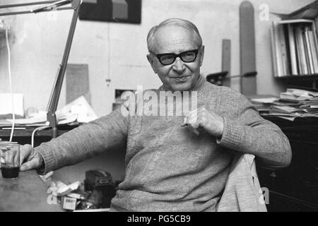 "Die tschechische Maler Vaclav Bostik (1913-2005) am Schreibtisch in seinem Studio in Prag. Zwischen 1937-39 und 1945 Bostik studierte an der Akademie der Bildenden Künste in Prag und war ein Mitglied der Gruppen "UB 12'' und ''Nova'' werden In". Stockfoto