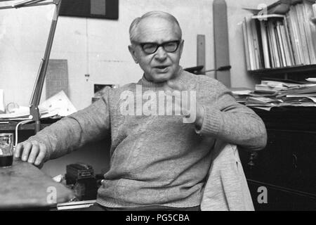 "Die tschechische Maler Vaclav Bostik (1913-2005) am Schreibtisch in seinem Studio in Prag. Zwischen 1937-39 und 1945 Bostik studierte an der Akademie der Bildenden Künste in Prag und war ein Mitglied der Gruppen "UB 12'' und ''Nova'' werden In". Stockfoto