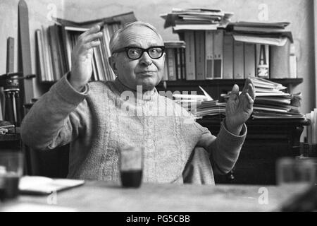 "Die tschechische Maler Vaclav Bostik (1913-2005) am Schreibtisch in seinem Studio in Prag. Zwischen 1937-39 und 1945 Bostik studierte an der Akademie der Bildenden Künste in Prag und war ein Mitglied der Gruppen "UB 12'' und ''Nova'' werden In". Stockfoto